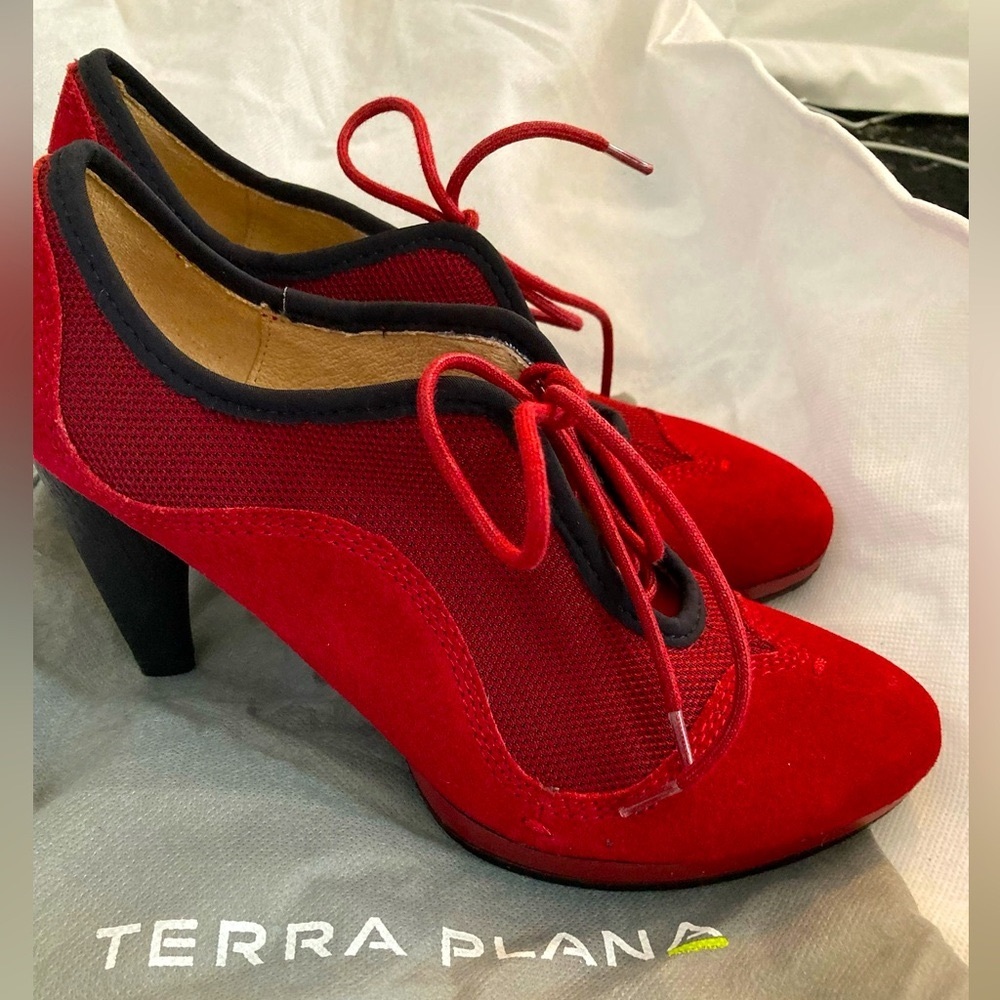 Terra plana red heels
